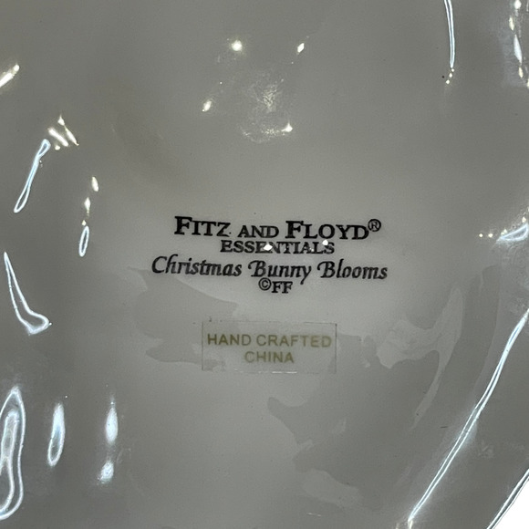 Fitz and Floyd Essentials Canapé Plate Christmas Bunny Blooms Holiday 9X8 - Picture 7 of 7